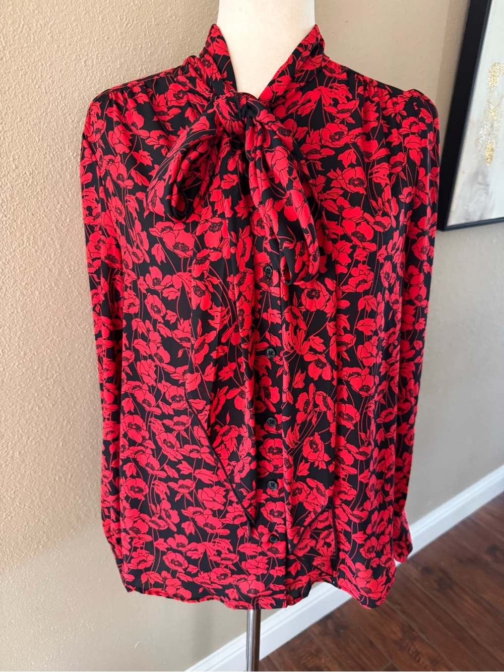 Who What Wear Red Floral Tie-Neck Blouse on Black - Picture 5 of 11